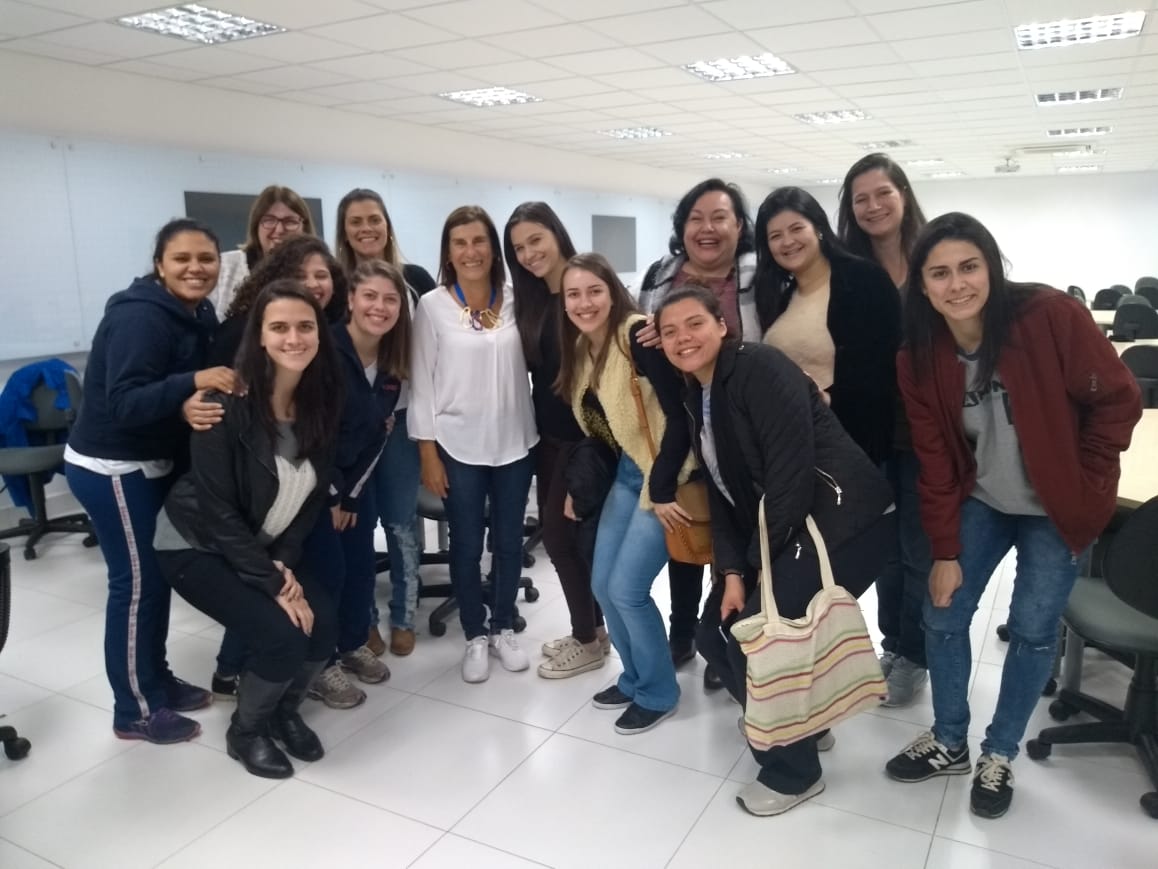 Professora de Portugal ministra palestra para alunos da graduação e stricto sensu