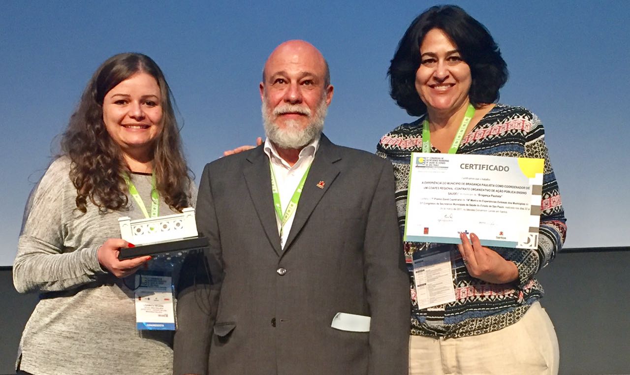 Professora recebe prêmio Congresso de Secretários Municipais de Saúde