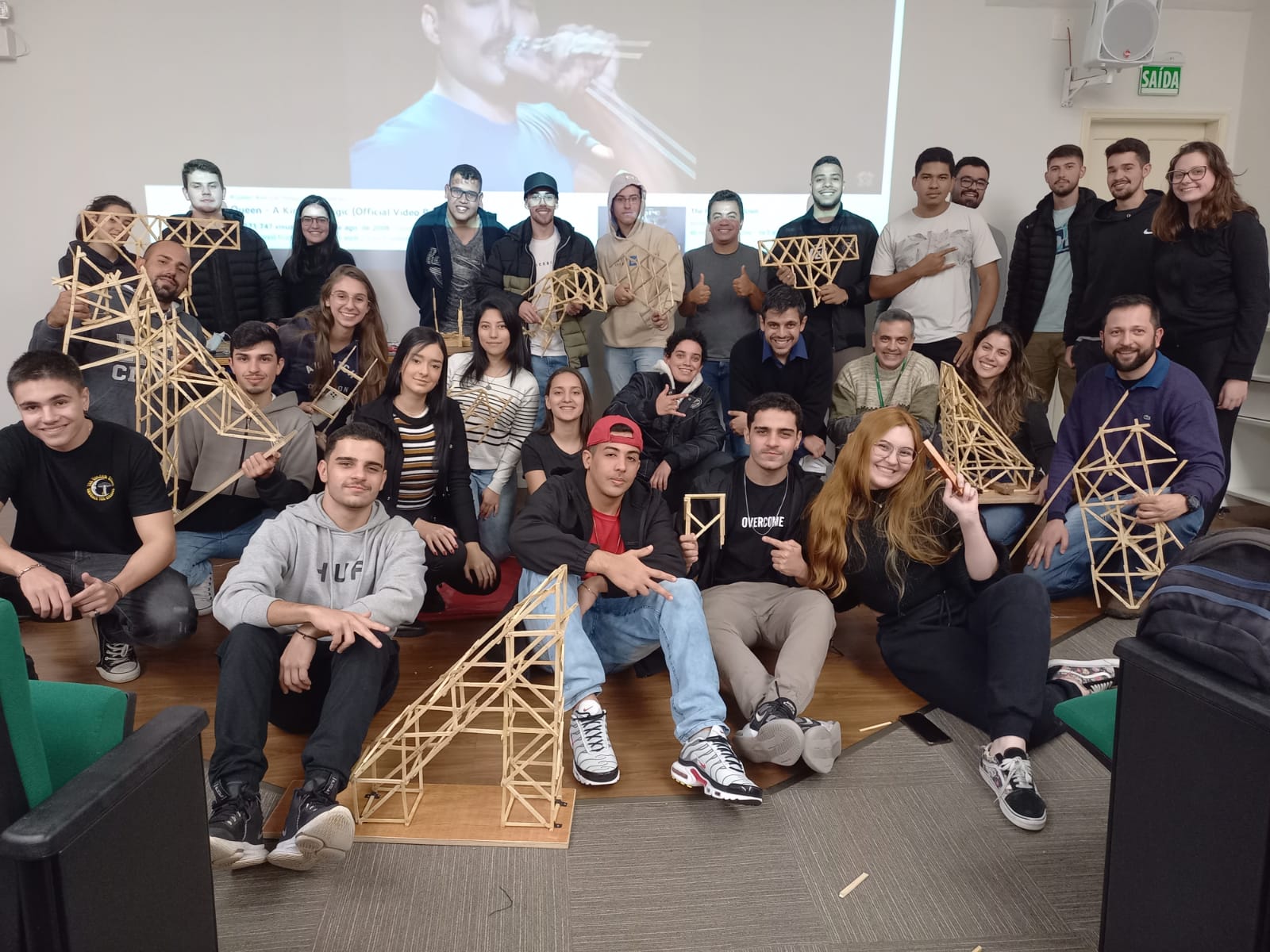 Estudantes de Engenharia participam de VI Desafio de Guindastes em Palitos de Madeira