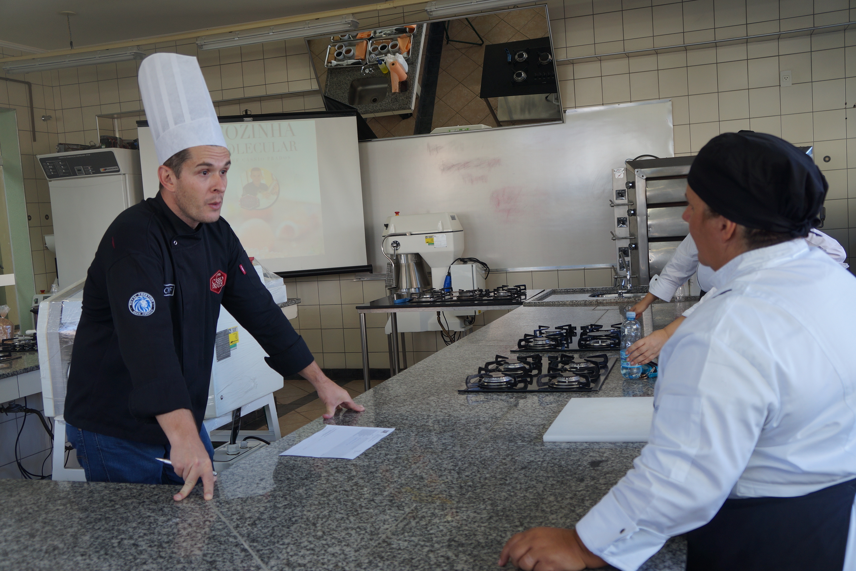 Alunos da Pós-Graduação em Gastronomia Contemporânea realizam aula prática com o chef Cássio Prados