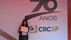 Aluna de Ciências Contábeis recebe prêmio do Conselho Regional de Contabilistas