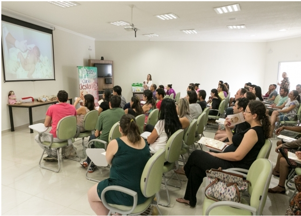 Alunos do Curso de Fisioterapia ministram palestra no curso de orientações à gestantes promovido pela Santa Casa de Misericórdia de Bragança Paulista