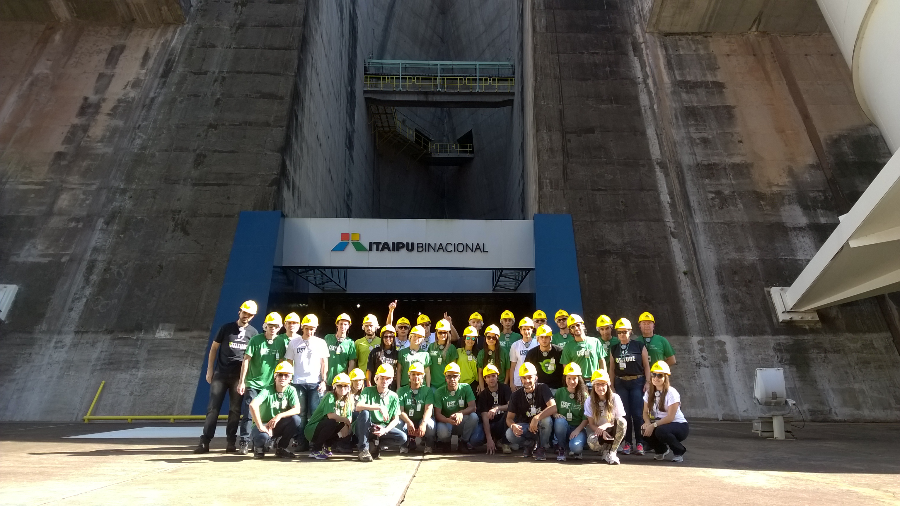 Alunos de Engenharia visitam a Usina de Itaipu