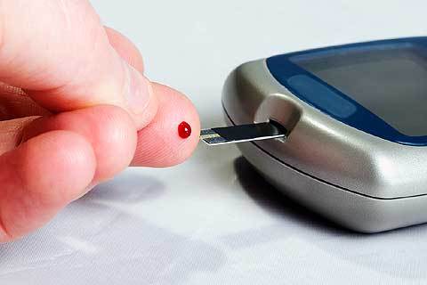 Alunos de Farmácia realizam testes de Glicemia no Dia Mundial do Diabetes