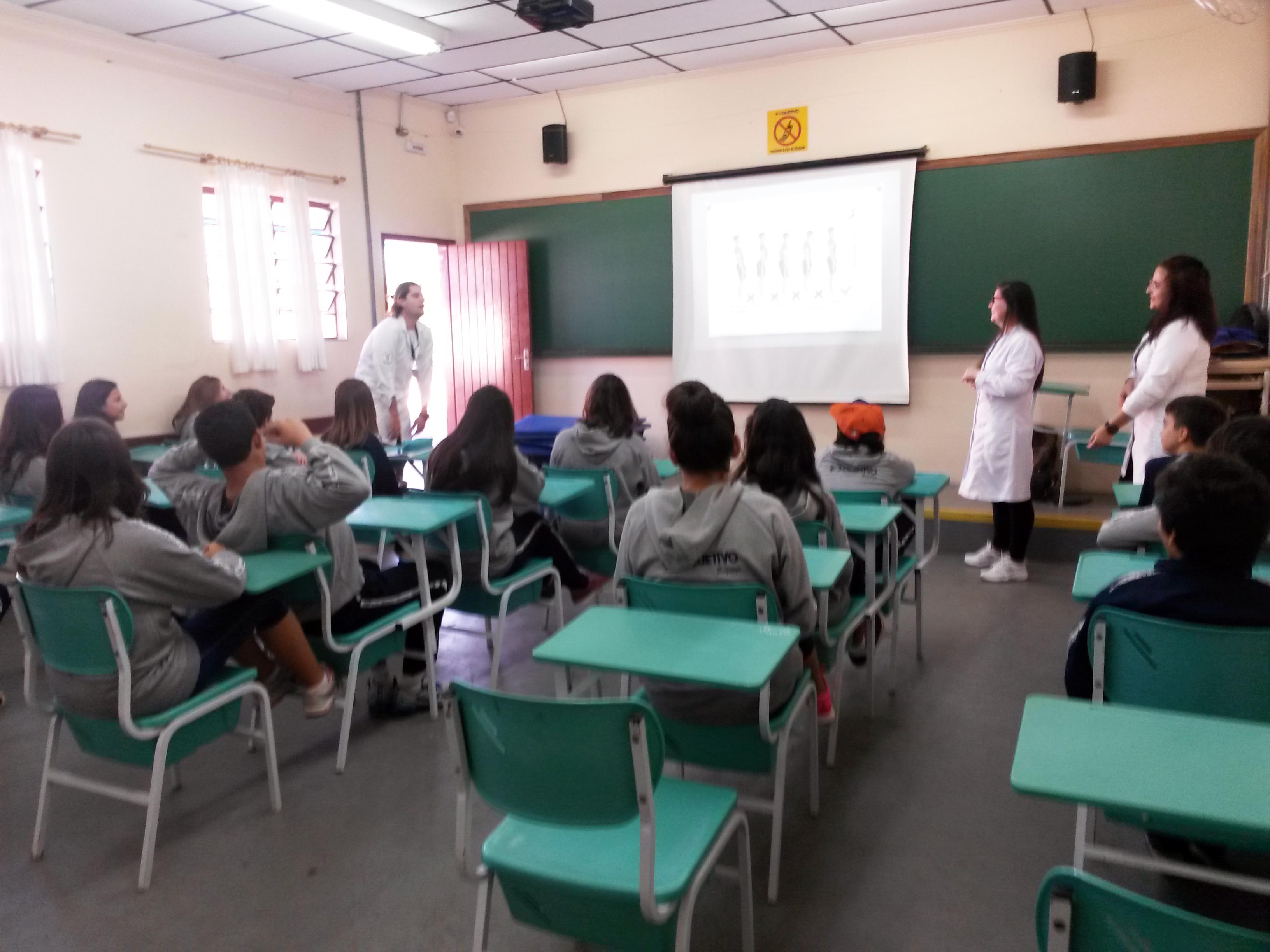 Alunos do Curso de Fisioterapia participam do programa “Escola da Postura” em colégio de Bragança Paulista