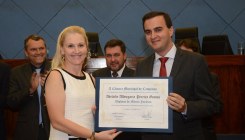 Professora recebe o diploma de Mérito Jurídico em Campinas