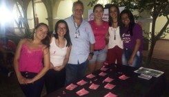 Alunos de Farmácia realizam ação de combate ao câncer de mama do Campus Swift